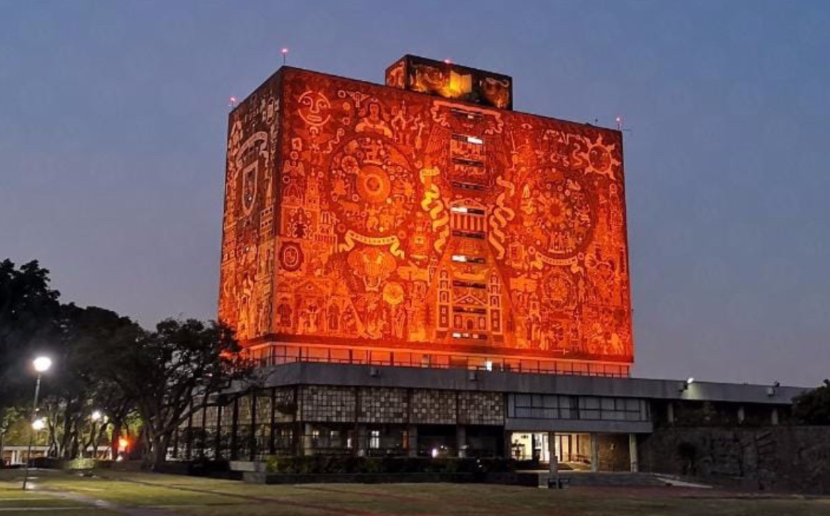 La Biblioteca Central iluminada de naranja por el 25N. (Jorge Becerril)