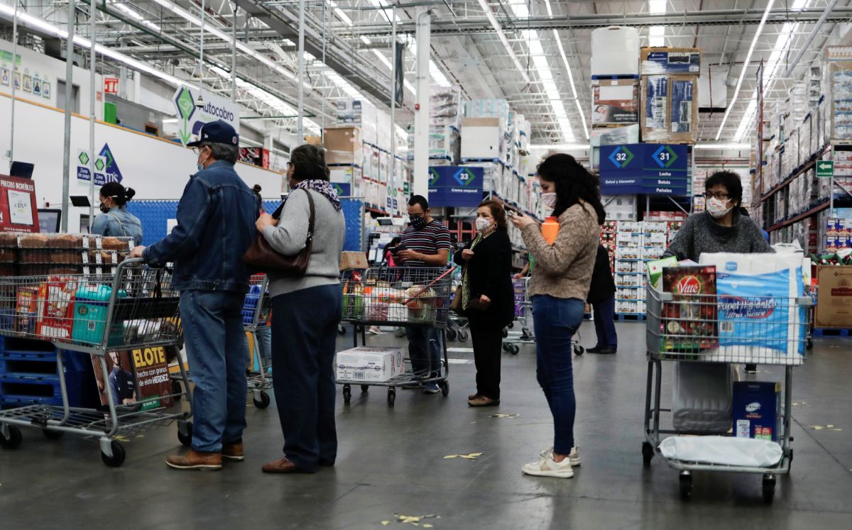 Compradores esperan en una fila para pagar sus compras durante la temporada de descuentos "Buen Fin", en Ciudad de México. Foto: (Reuters)