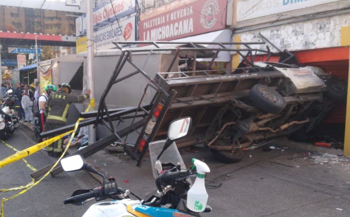 Con una grúa, la camioneta fue retirada del interior del comercio. (Jorge Becerril)