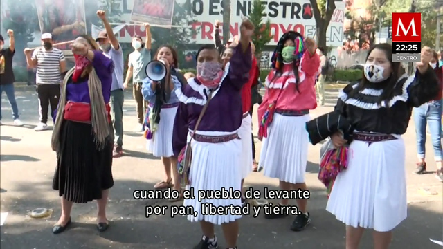 Manifestantes otomíes queman papelería y mobiliario del INPI