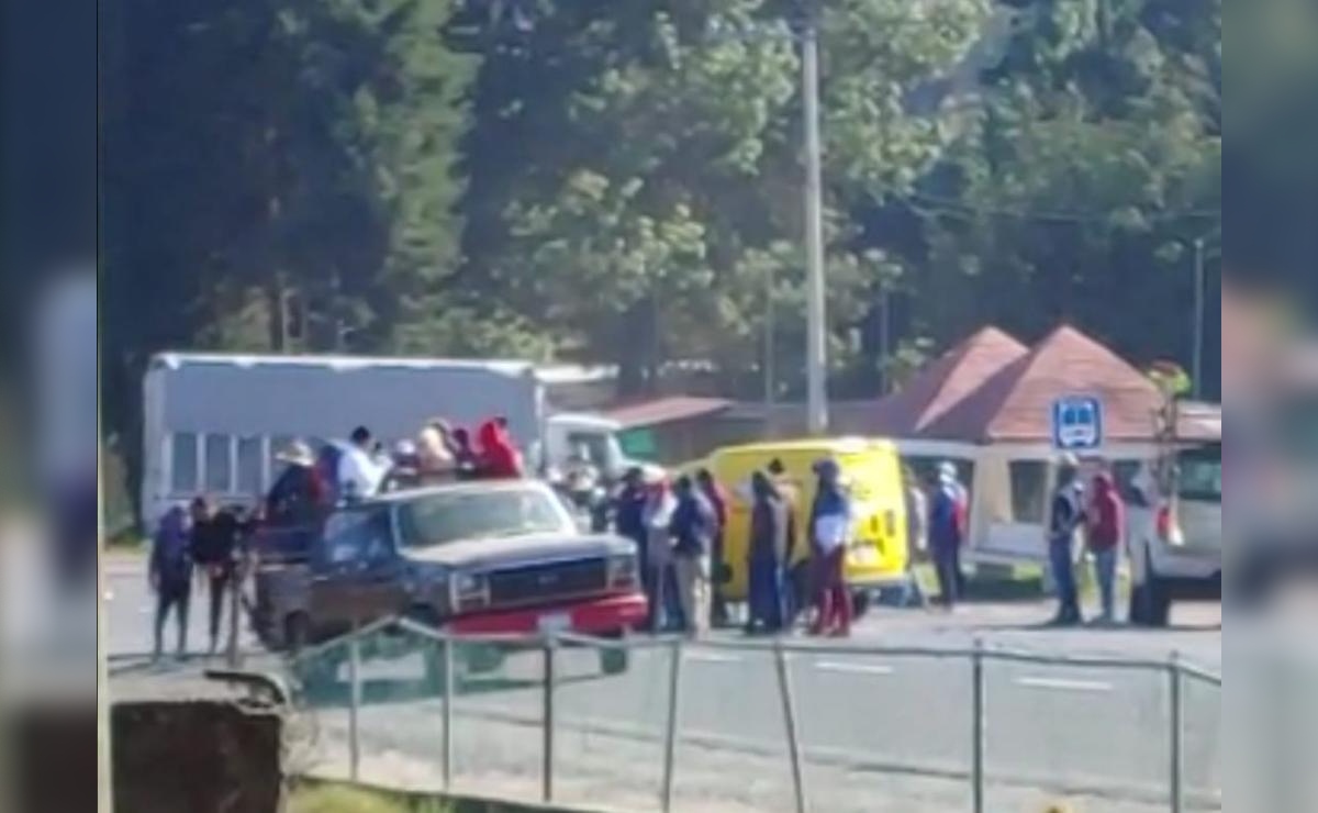 Los normalistas destruyeron parcialmente una camioneta durante el bloqueo. (Jocelyn Estrada)