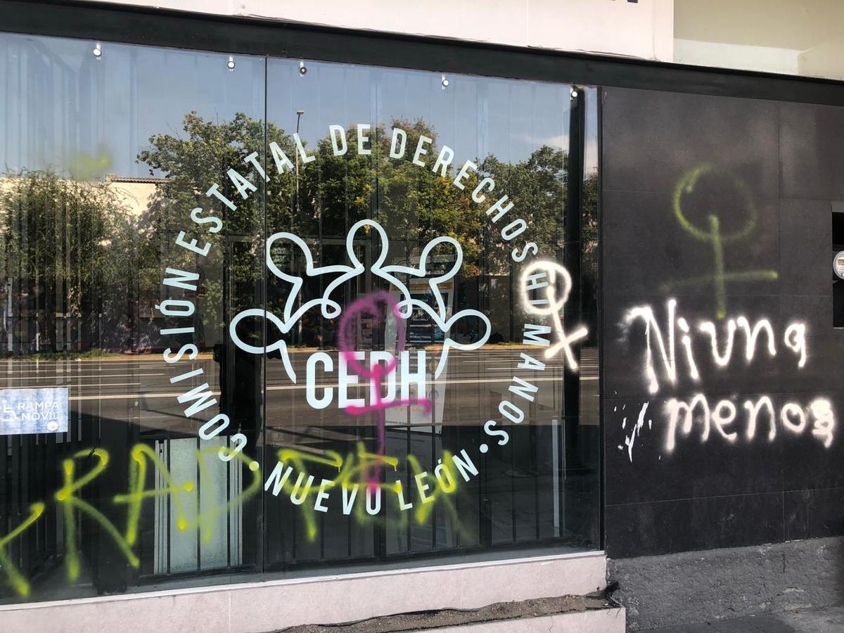 Pintas feministas en la CEDH de Nuevo León. Foto: Eduardo Morales.