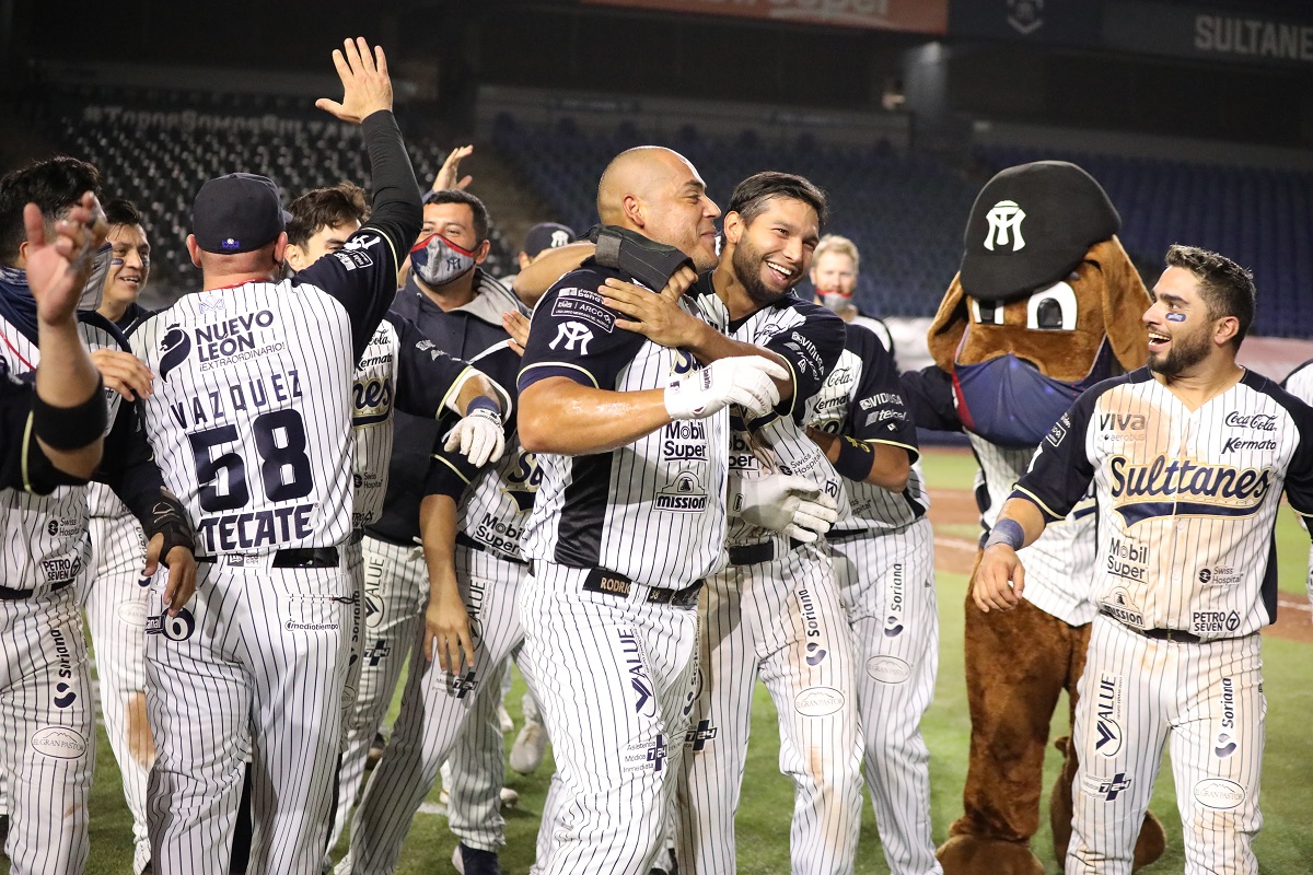 Con gran actuación de Carlos Rodríguez, Sultanes se imponen a Águilas en arranque de la serie (Cortesía)