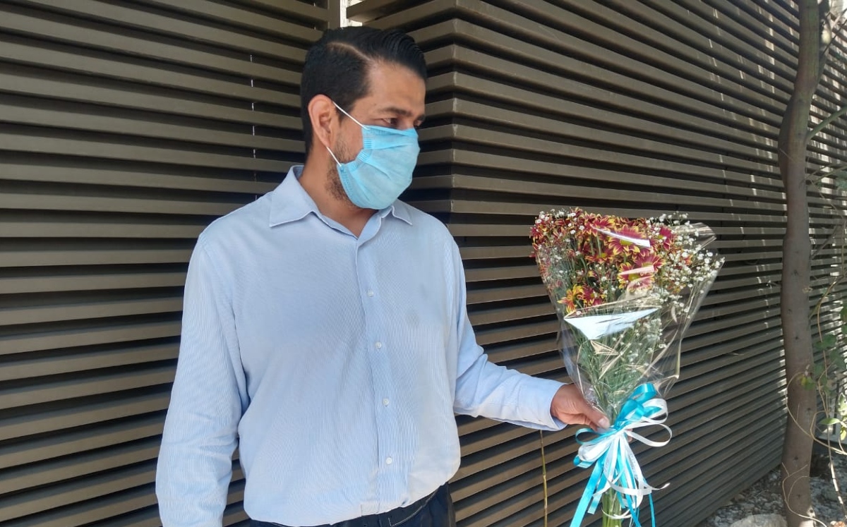 Aficionado llega a embajada de Argentina en México por muerte de Maradona. (César Velázquez)