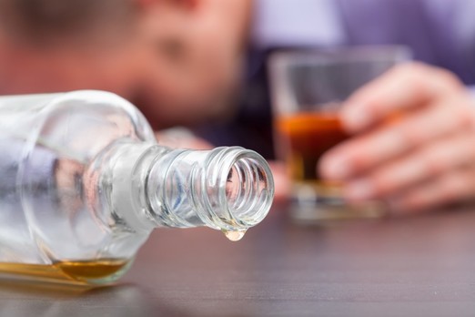 https://images.milenio.com/BGx99QxZi04JIXu81pGEPgTCj1U=/618x348/uploads/media/2020/11/25/alcoholismo-foto-especial_thumb_585_348.jpg
