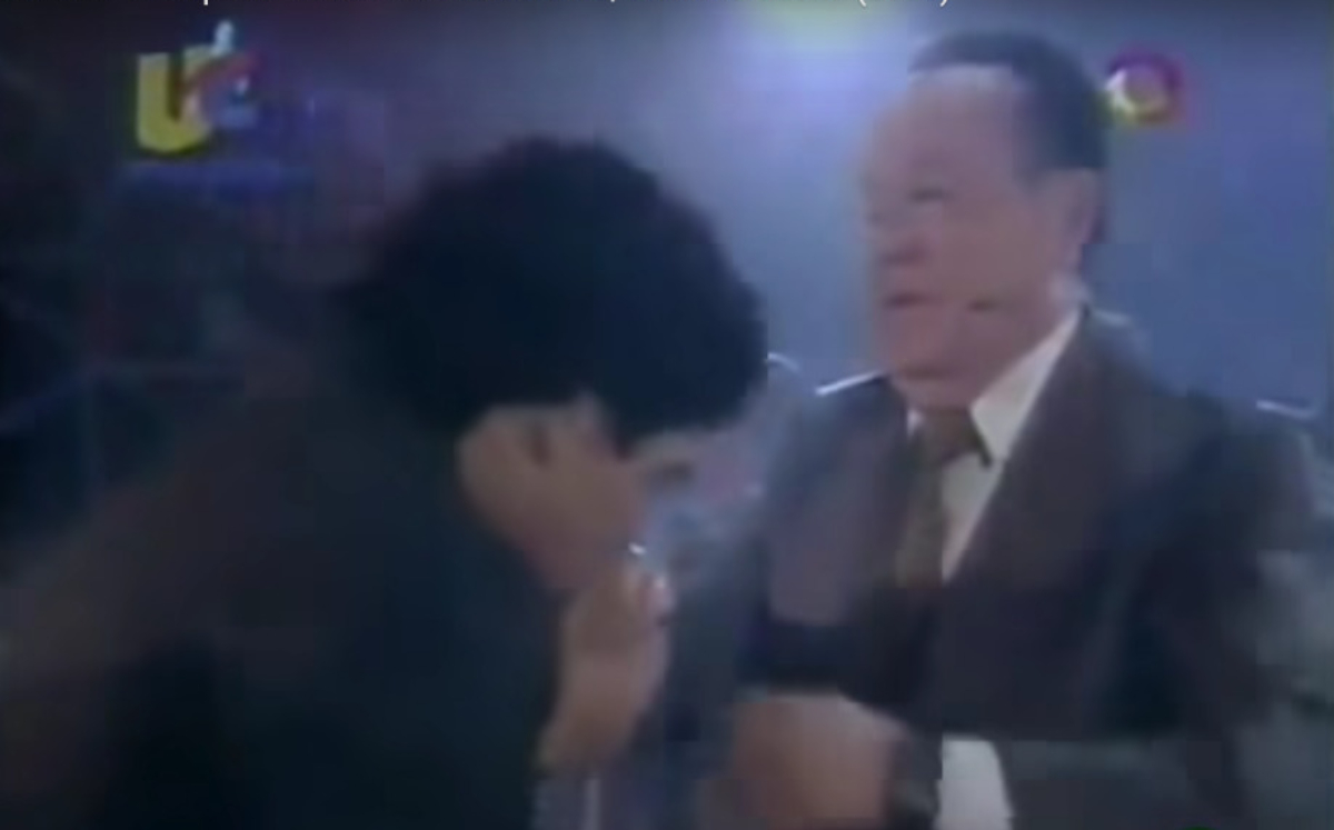 'Chespirito' y Maradona en 'La noche del diez' (screenshoot de YouTube).