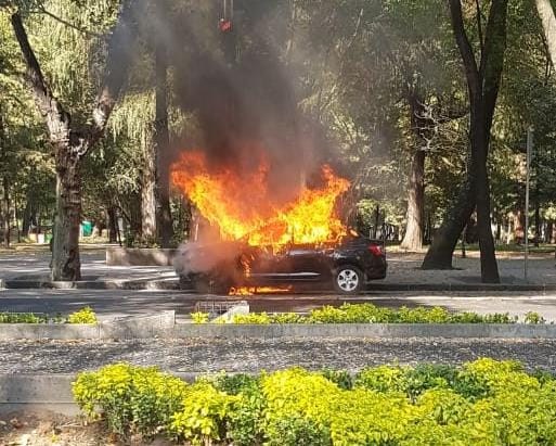 Corto circuito causa incendio de vehículo en Paseo de la Reforma. (Especial)