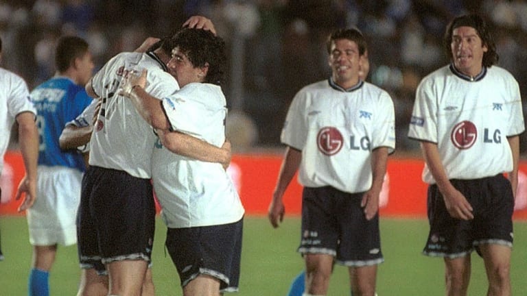 Diego Maradona, en  el partido de despedida de Carlos Hermosillo en 2002 (AFP)