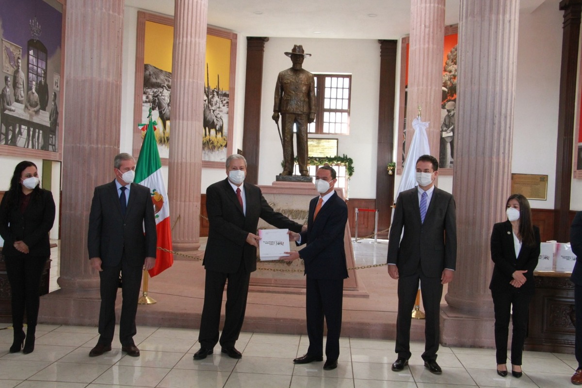 El documento fue entregado en su representación por el Secretario de Gobierno, José María Fraustro Siller. (Especial)