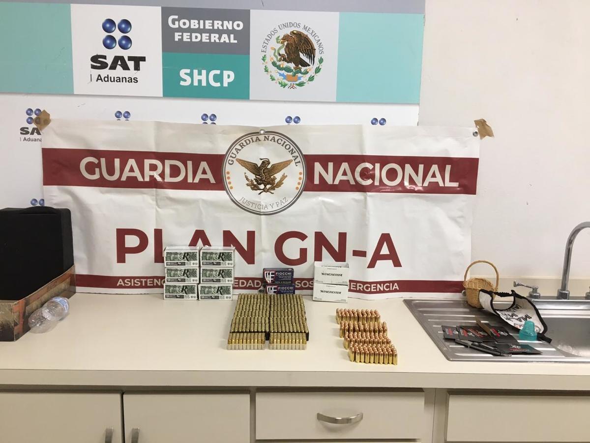 Estadunidense intentaba ingresar cartuchos en una estufa (@SATMX)