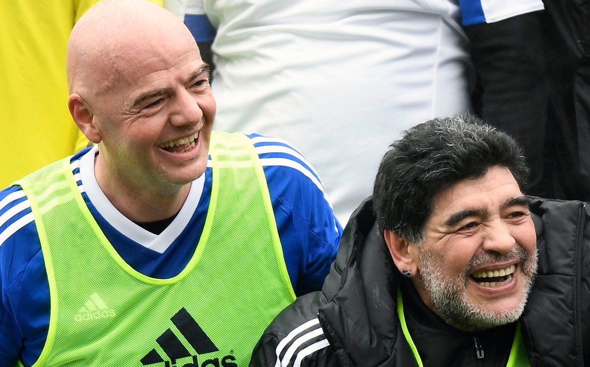 Gianni Infantino y Maradona (AP)
