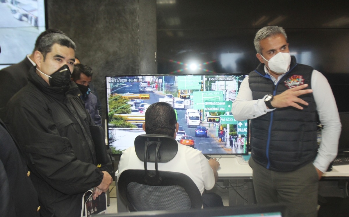 Los funcionarios durante su visita al centro de videovigilancia. (Especial)