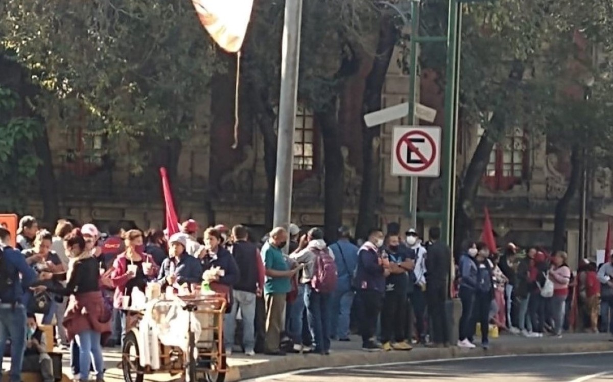 Manifestantes protestan frente a Segob