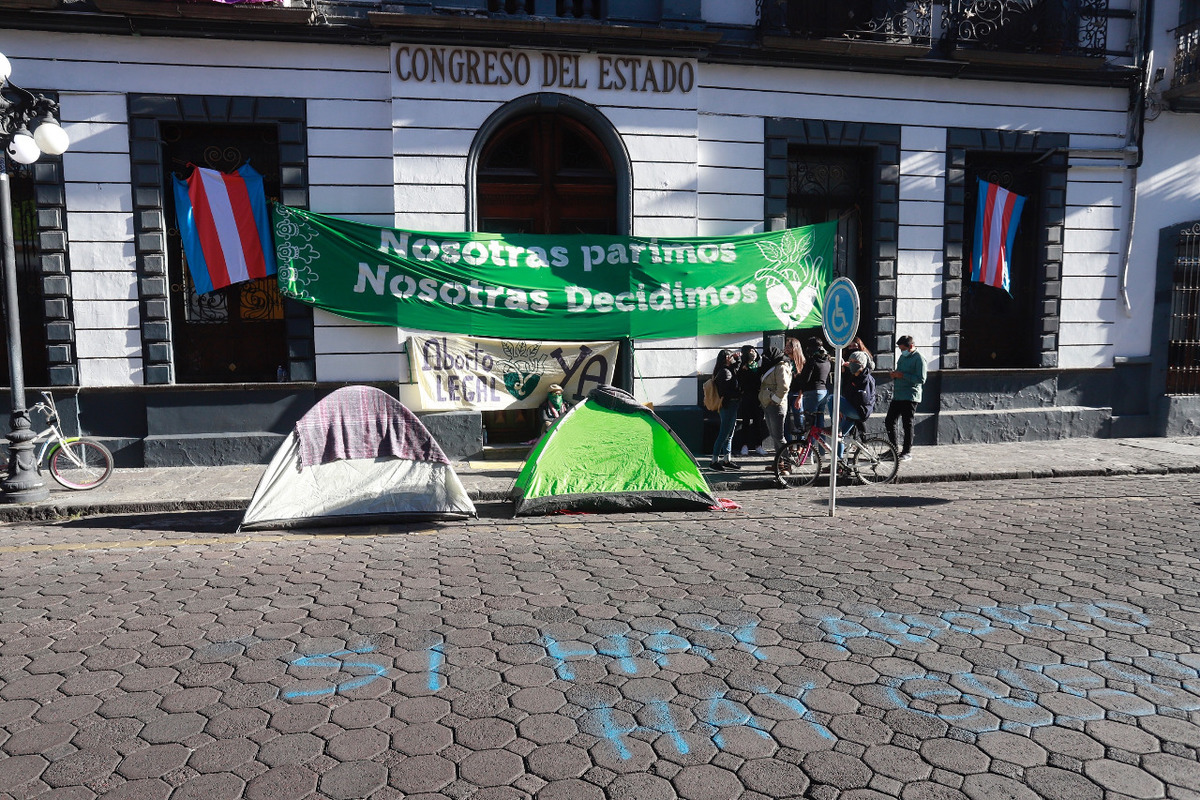Mantienen plantón dentro y fuera del Congreso del estado, feministas que exigen la despenalización del aborto. (Agencia Enfoque)