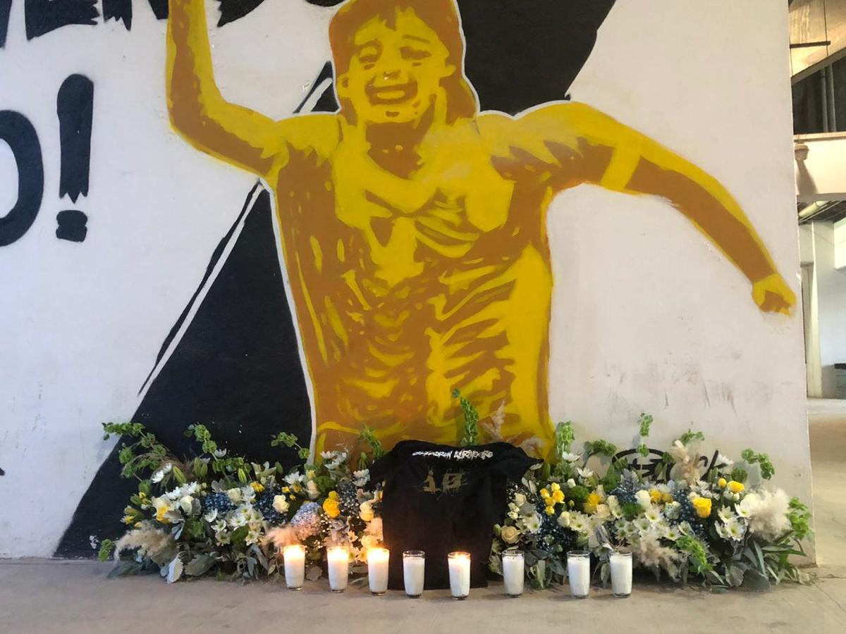 La ofrenda fue colocada frente al mural de Maradona en el estadio de Dorados. (Fanny Martínez)