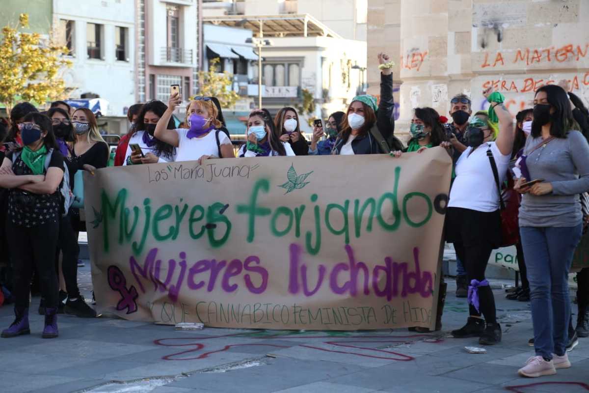 Pancartas de mujeres hidalguenses sobre la violencia en el estado. (Jorge Sánchez)