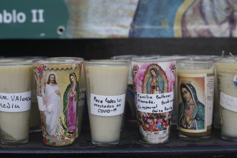Veladoras en el atrio de la Basílica de Guadalupe | Araceli López