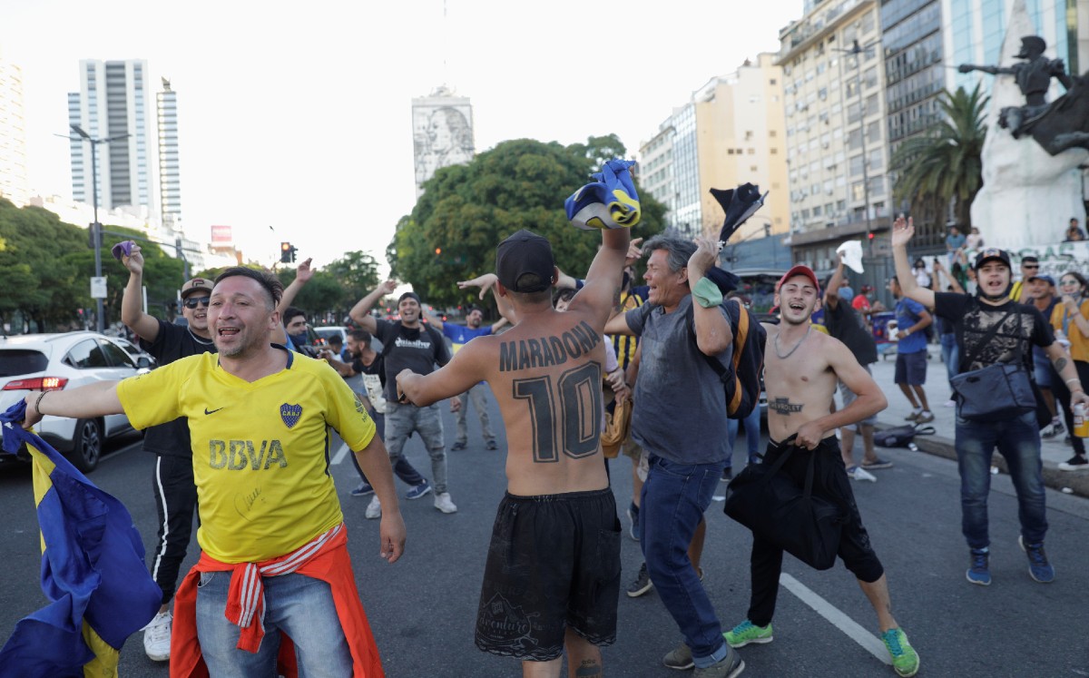 Aficionado casi es atropellado mientras trasladaban a Maradona (Reuters)