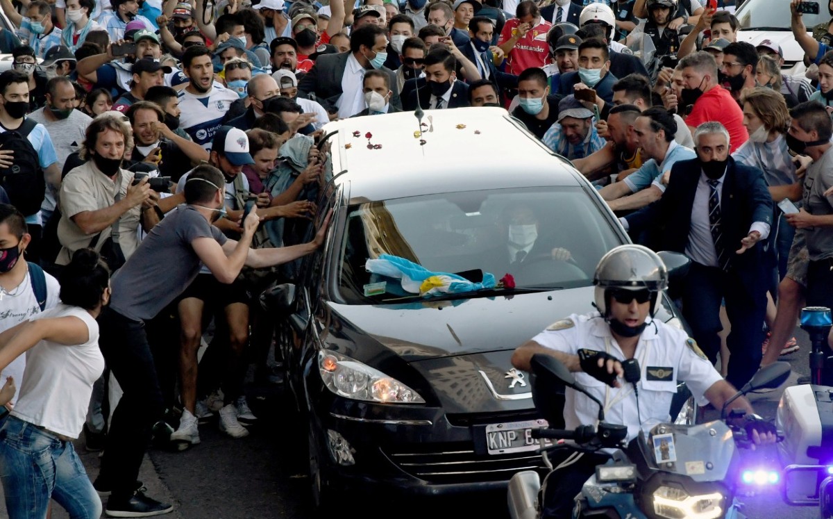 Aficionados argentinos se despiden de Diego Maradona (AFP)