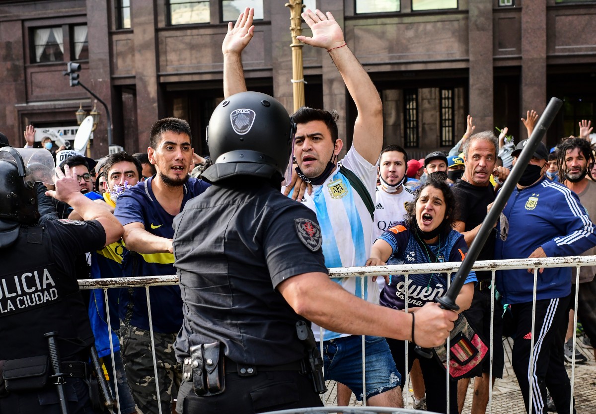 Las autoridades en Argentina han tenido que colocar cercos para impedir el masivo arribo de seguidores de Diego Maradona. | AFP