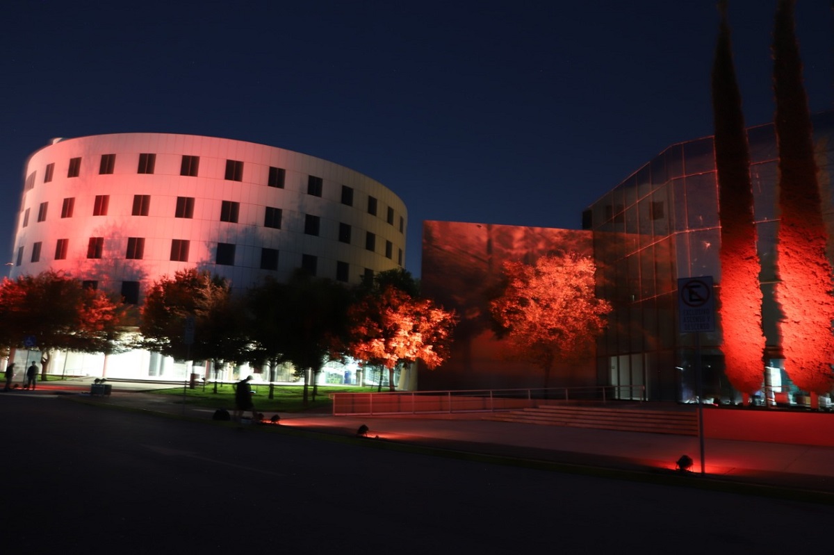 Fueron  31 edificios emblemáticos del Tec de Monterrey los que se iluminaron de naranja. (Especial)