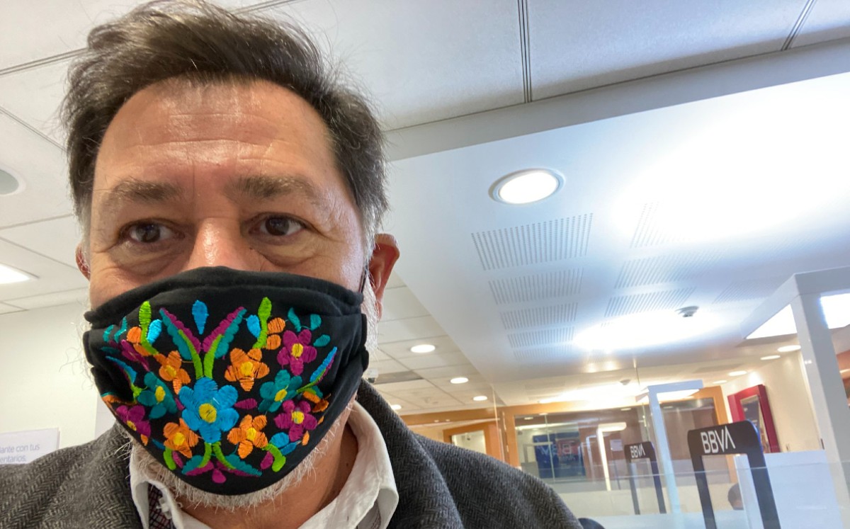 "Embozado" en un banco, Noroña compartió una foto usando cubrebocas. (Twitter)