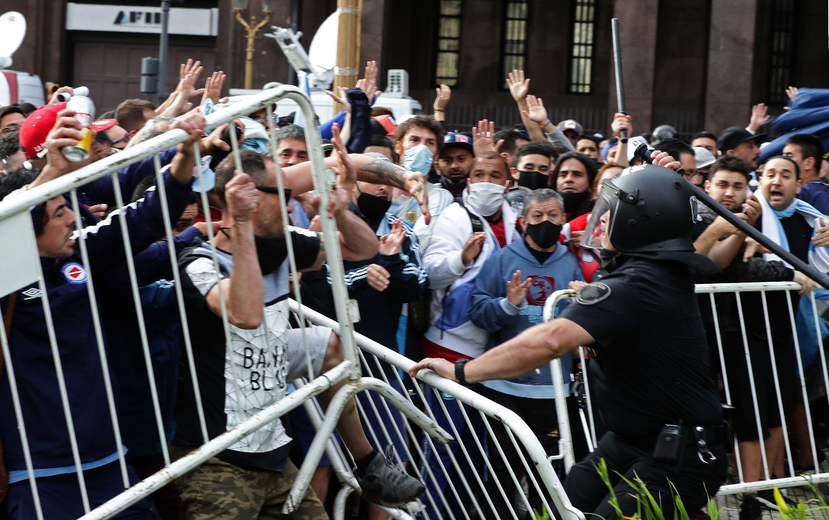 Los enfrentamientos entre seguidores de Diego Maradona y la policía se intensificaron. | AFP