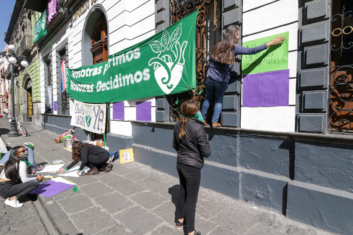 Feministas toman la sede del congreso del estado como manera de protesta para la legalización del aborto. (Agencia Enfoque)