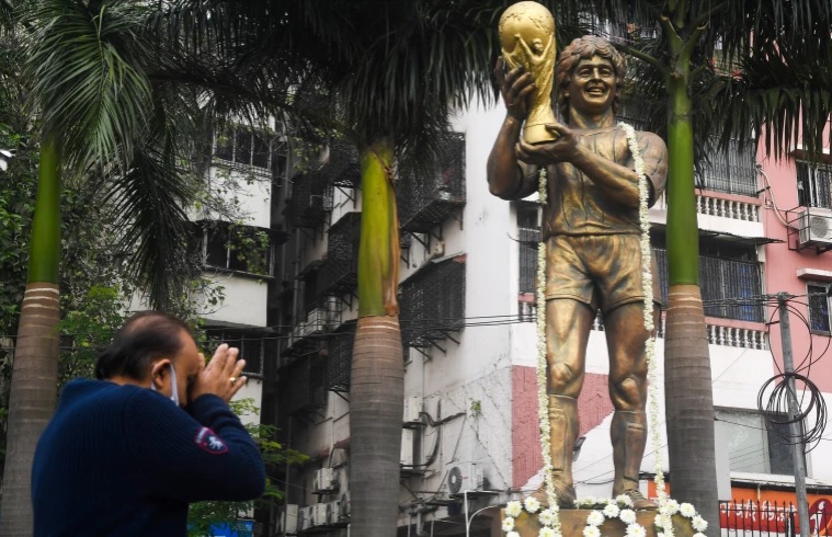 En la India, levantaron un estatua de bronce en honor a Diego Maradona, ex futbolista argentino. | AFP