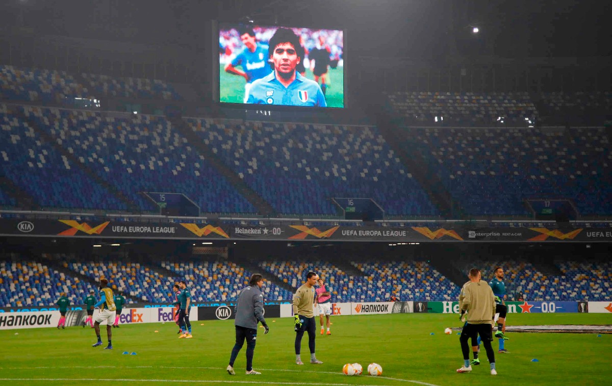 Jugadores del Napoli entrenan al ritmo de Life is Life en honor a Maradona (Reuters)