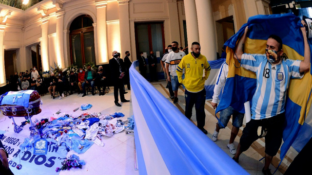 Maradona recibe el último adiós en Casa Rosada
