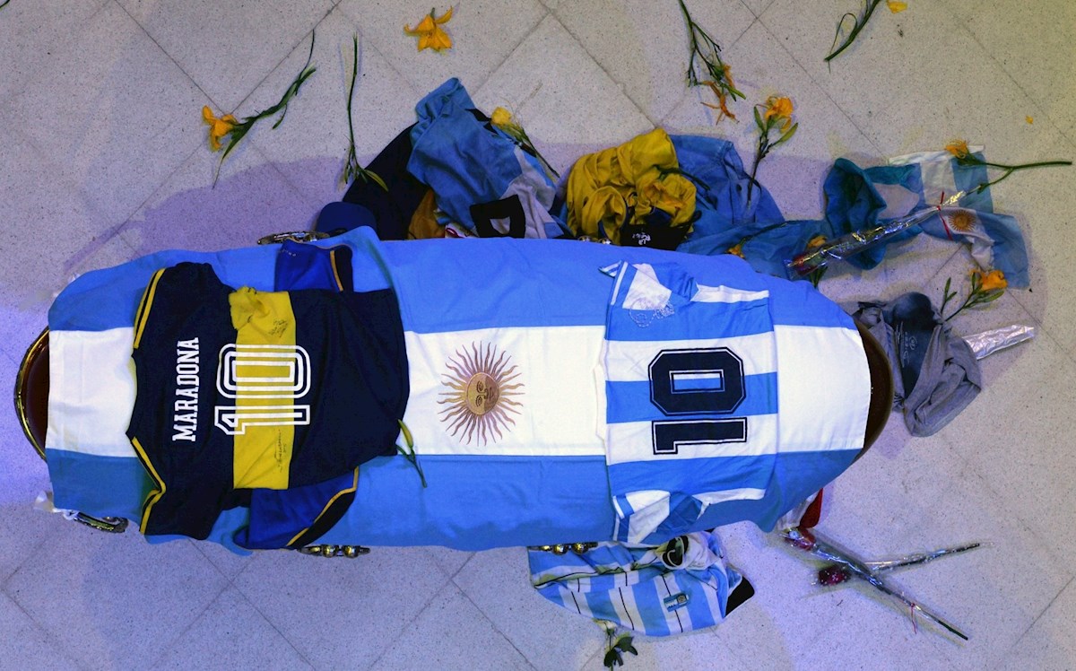 Miles de personas despiden a Diego Maradona en la Casa Rosada, en Argentina. EFE