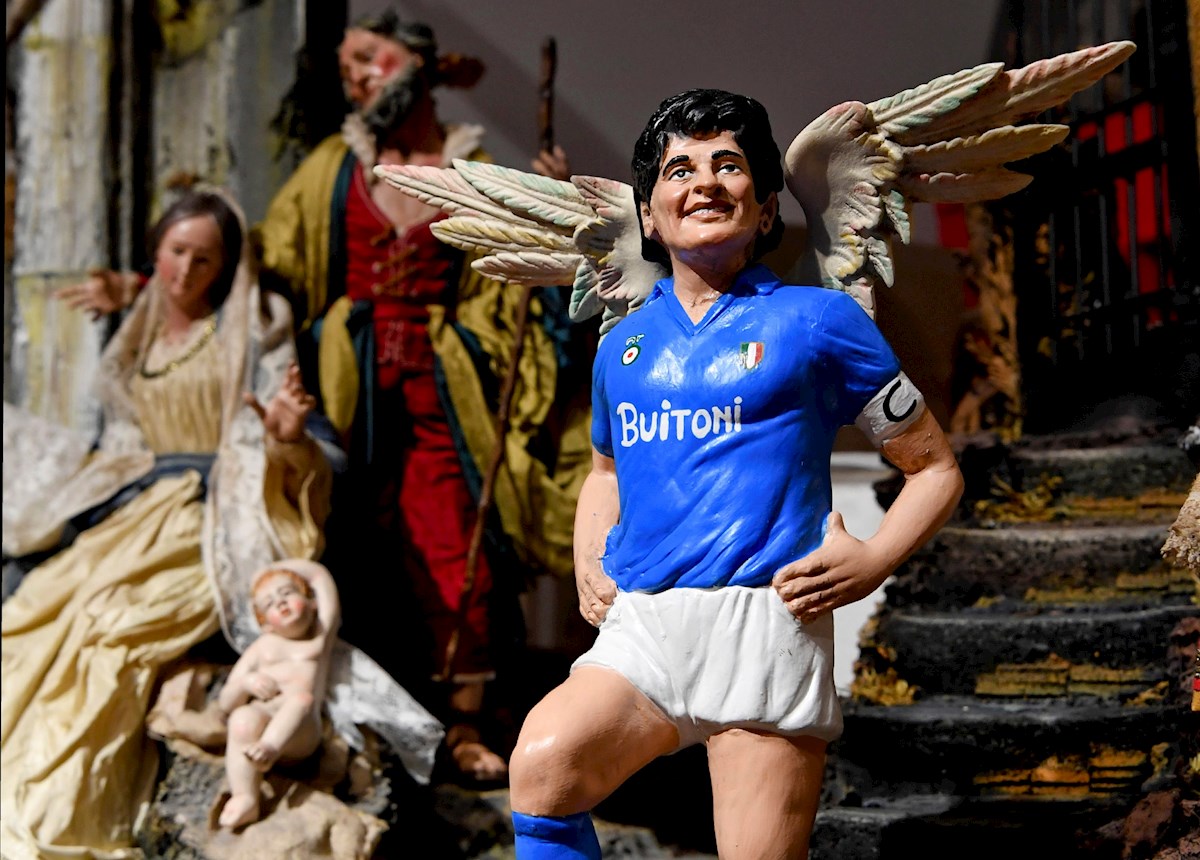 Numerosas figuras de Diego Maradona se están vendiendo en Nápoles. | EFE