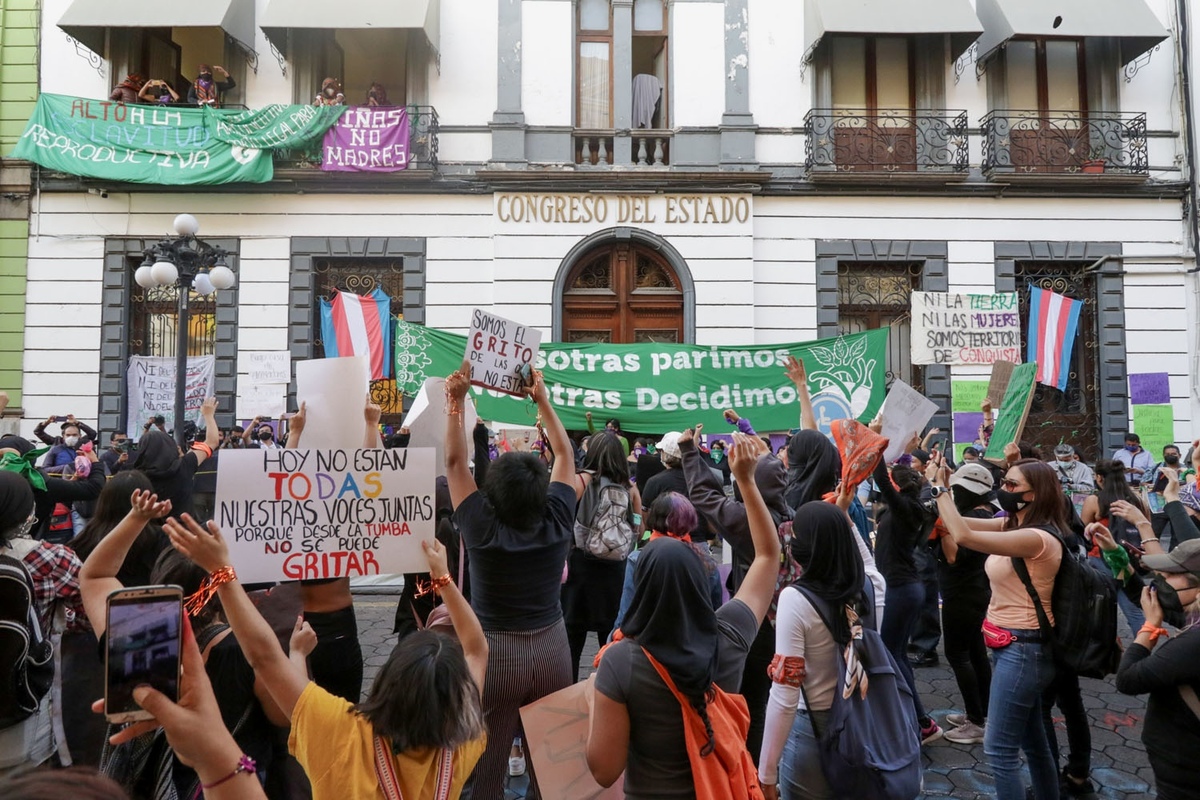 Rezan en la sede alterna al congreso del estado para ponerle fin al aborto. (Agencia Enfoque)