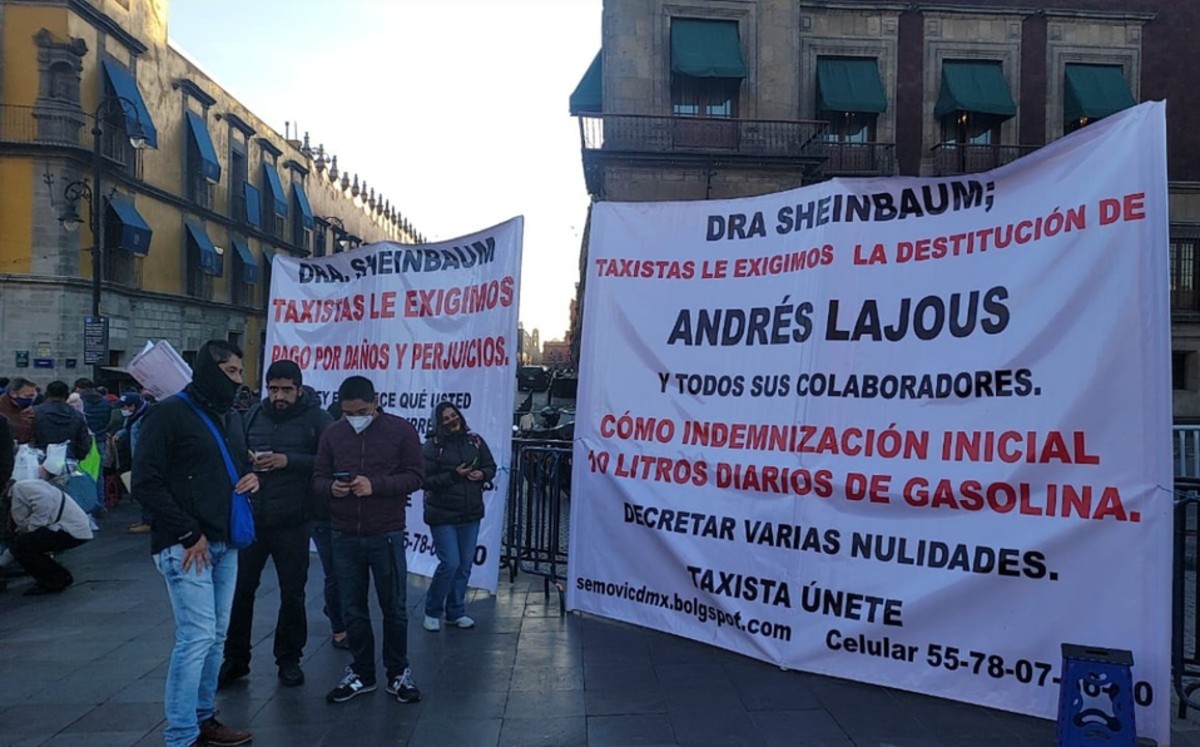 Taxistas protestan frente a Palacio Nacional; piden apoyos económicos por covid-19