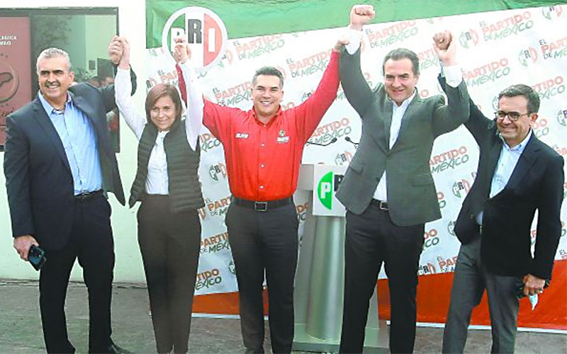César Garza, Cristina Díaz, Alejandro Moreno, Adrián de la Garza e Ildefonso Guajardo se reunieron en la sede estatal priista. (Raúl Palacios)