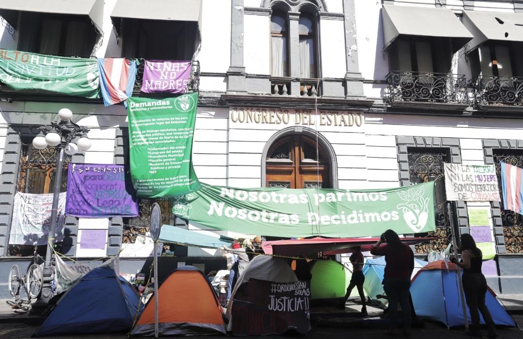 Continúa el plantón de mujeres en el Congreso. (Agencia Enfoque)