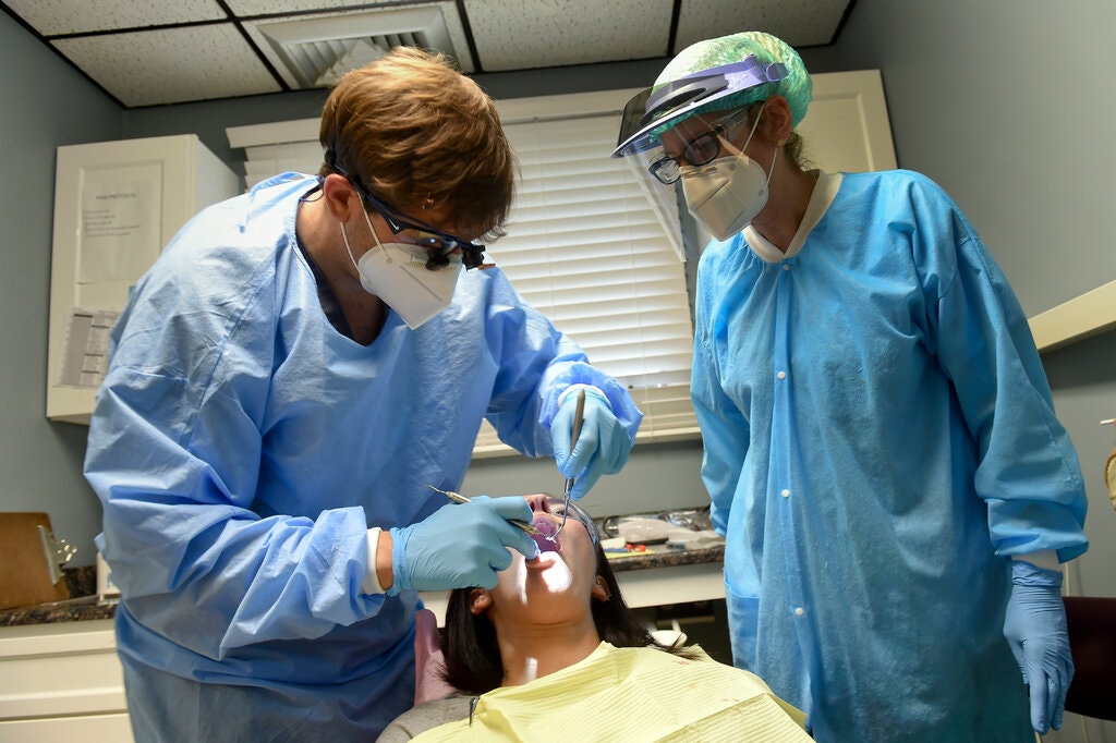 El coronavirus podría afectar los vasos sanguíneos que mantienen vivos los dientes, de acuerdo con el doctor William W. Li. (Getty)