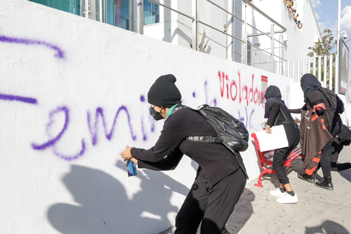 Feministas realizan pintas en las instalaciones de la Fiscalía. (Agencia Enfoque)
