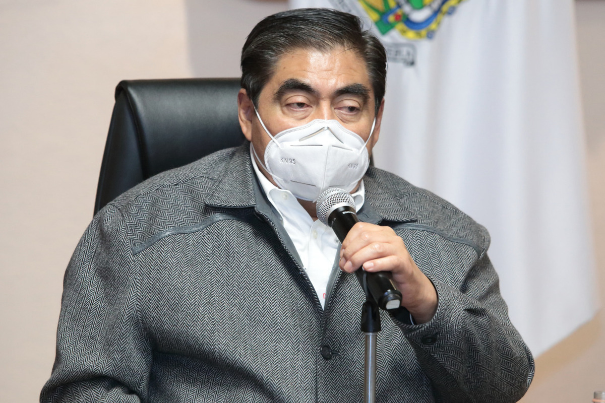Gobernador de Puebla, Miguel Barbosa Huerta, en conferencia de prensa. (Especial)