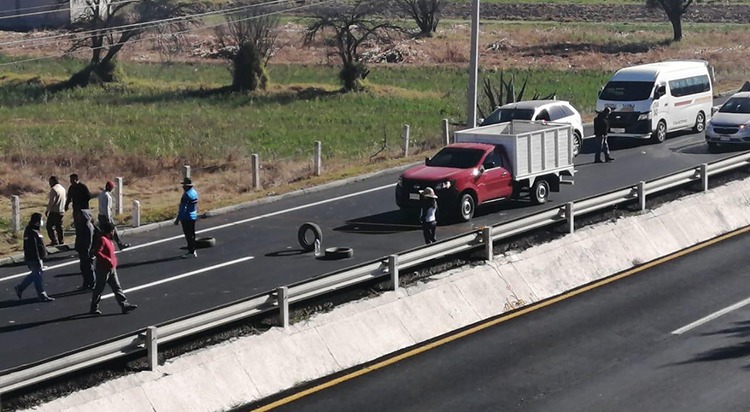 Habitantes de la comunidad de Jesús Acatitla del municipio de Panotla cerraron ambos sentidos de la autopista Tlaxcala - San Martín. (Especial)