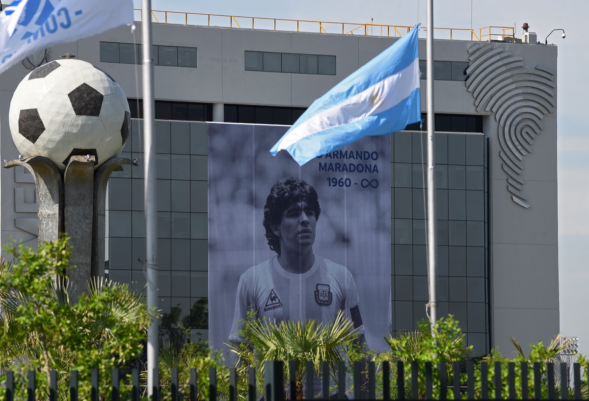 Homenajean a Diego Maradona afuera de las oficinas de Conmebol (AFP)