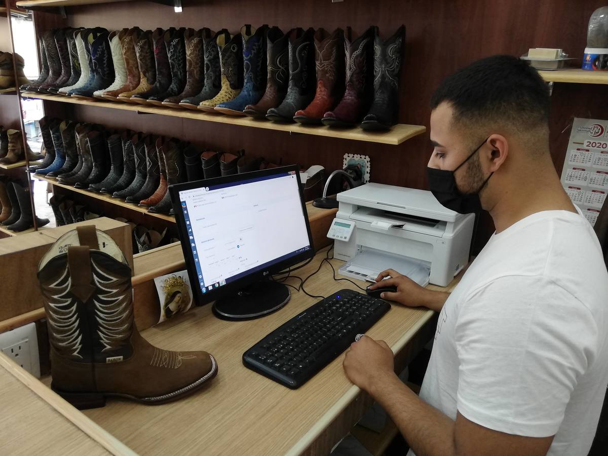 León | Comerciantes de Zona Piel preparan ventas en línea ante posible regreso a semáforo rojo. Dany Béjar.