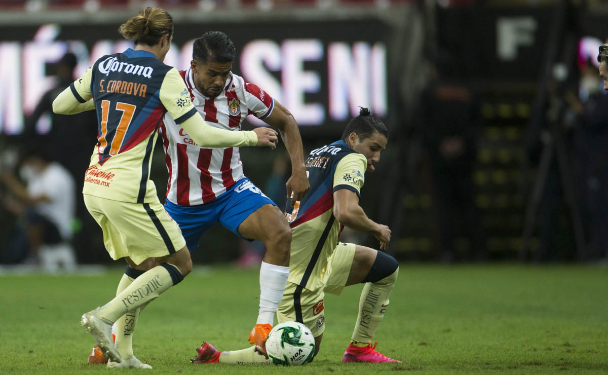 Miguel Ponce no hace caso a críticas que recibió en el Clásico Nacional (Mexsport)