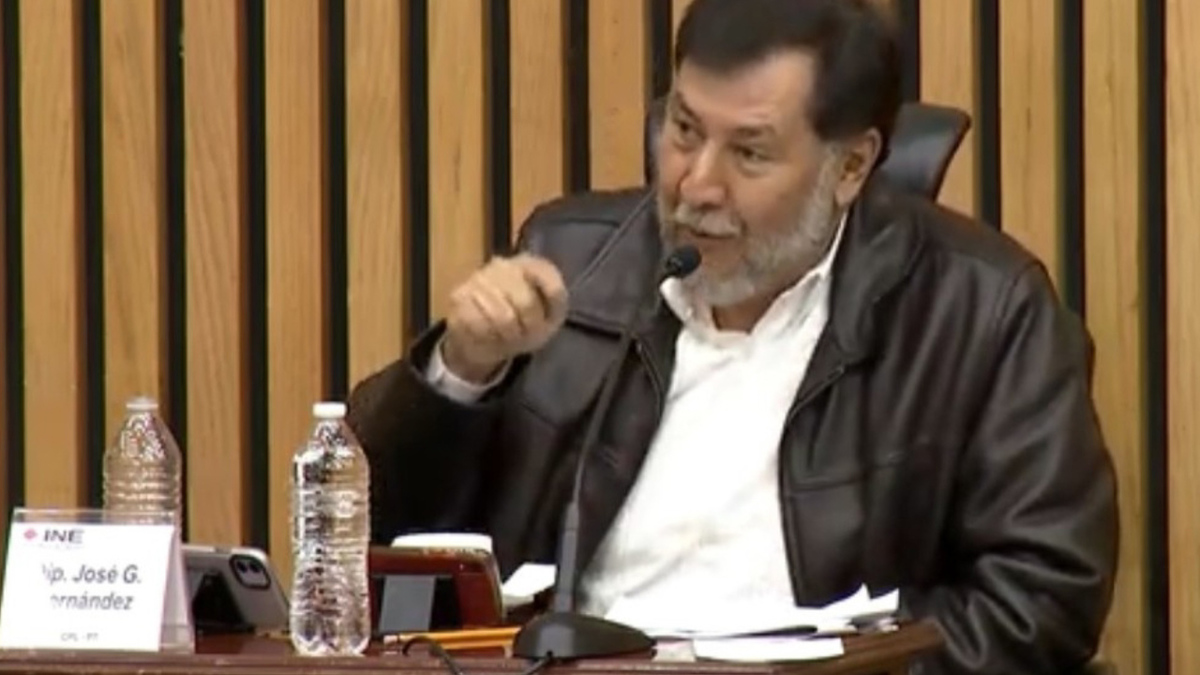 Noroña se niega a usar cubrebocas en sala del INE