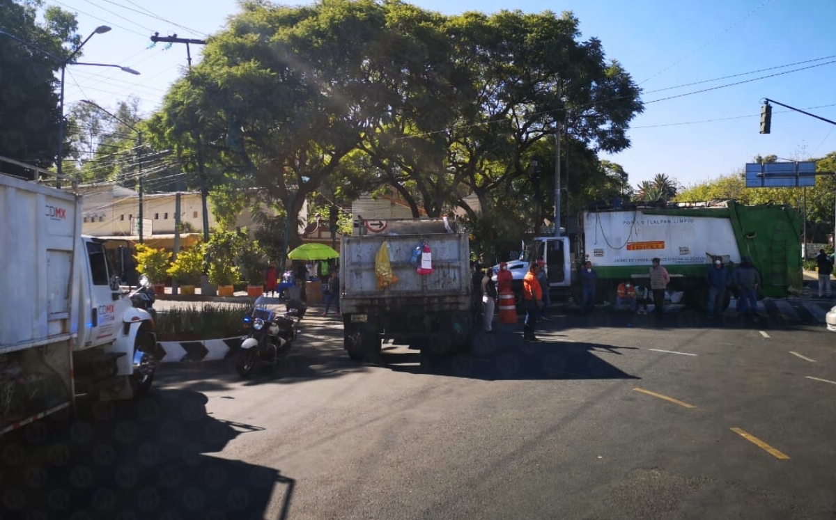 Los trabajadores bloquearon las calles con camiones de basura. (Jorge Becerril)