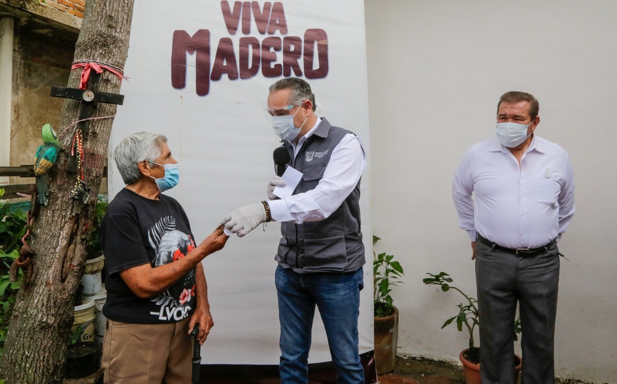 Adrián Oseguera entrega casa a familia. (Cortesía)