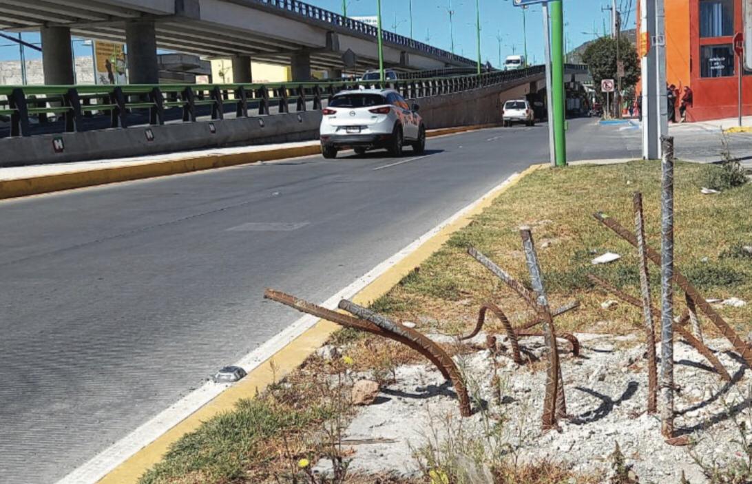 En las banquetas hay riesgos reales, como hoyos y metales sobresaliendo del terreno. (Alejandro Evaristo)