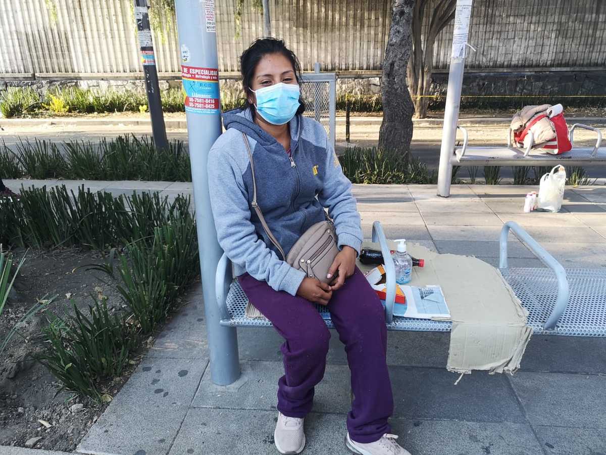 Cecilia Alonso espera a las afueras del INN para ver si puede ser atendido su padre por covid-19. (Francisco Mejía)