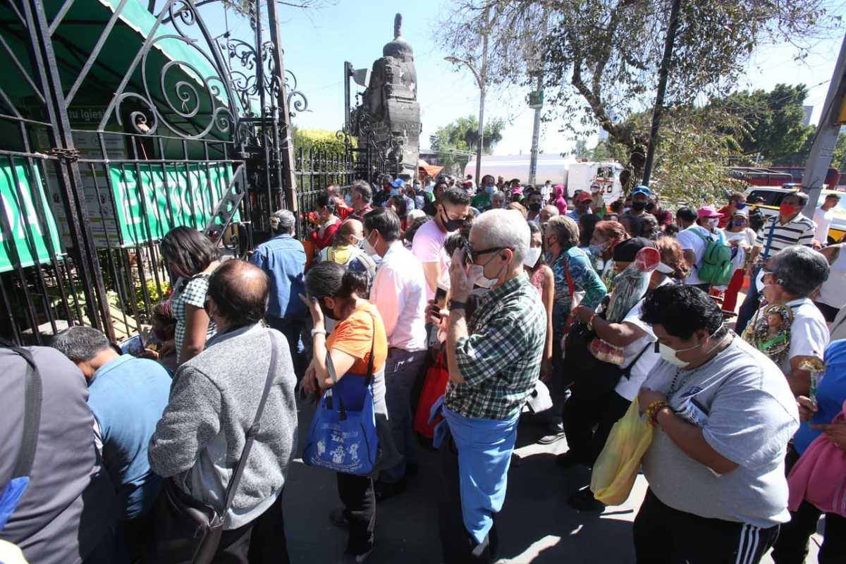 A pesar del covid-19, feligreses acuden a la iglesia de San Hipólito en la CdMx. (Juan Carlos Bautista)